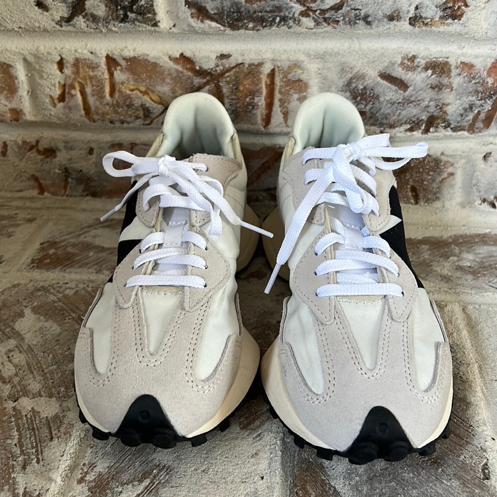 Amazing New Balance 327 sneakers